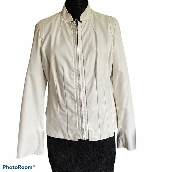 Chico’s White Pleated Vegan Faux Leather Jacket Size Medium NWOT - Picture 1 of 14